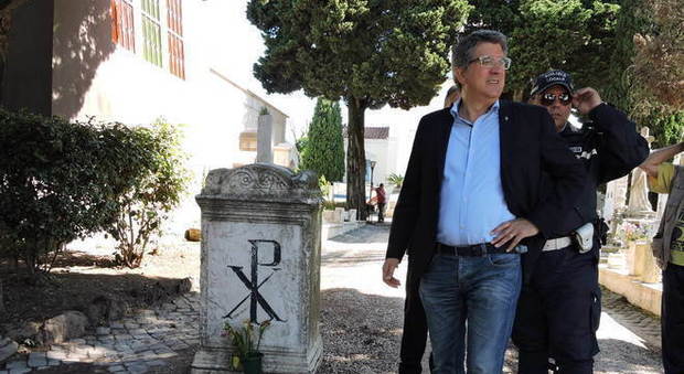 Genzano, vandali al cimitero: danneggiate tombe e loculi