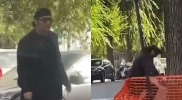 Renato Zero, parcheggia sulle strisce e inciampa: il video del «ruzzolone» diventa virale