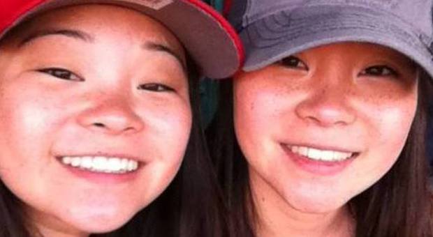 Scoprono di essere gemelle su Youtube: le due sorelle erano state separate alla nascita