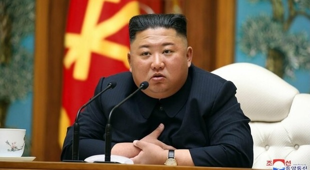 Kim Jong-un annuncia «un'eclatante vittoria» sul Covid e minaccia la Corea del sud: «Ci portano il virus, reagiremo»