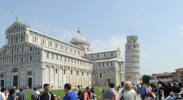 Bambina in sedia a rotelle corona il suo sogno: salirà sulla Torre di Pisa