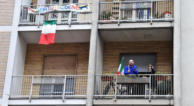 Flash-mob dai balconi di oggi martedì 17 marzo: appuntamento alle 18 Come partecipare
