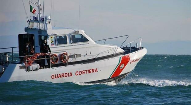 Terrapiattisti, in pieno lockdown, partiti dal Veneto per «provare la fine del mondo»: salvati a Ustica Terrapiattisti, in pieno lockdown, partiti dal Veneto per «provare la fine del mondo»: salvati a Ustica