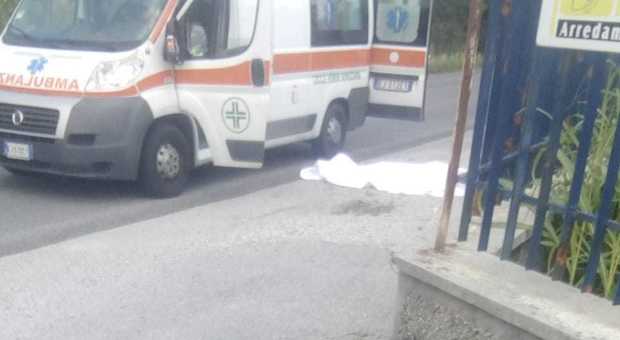 Gita in bike con gli amici: colto da un malore, muore sulla strada
