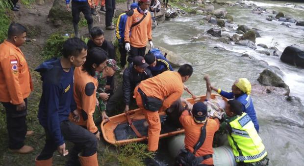 Bus in un burrone a Sumatra, almeno 28 morti: «Cadaveri portati via dal fiume» Video