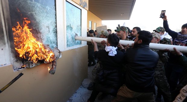 Iraq, lacrimogeni sui manifestanti davanti all'ambasciata americana: feriti