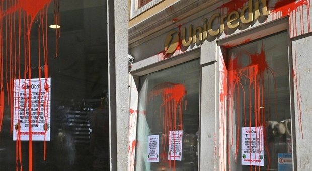 Venezia, Fridays for Future: manifestanti imbrattano con vernice rossa le vetrine di Unicredit e Mc Donald's