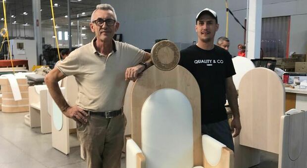 Tito Missaglia con il figlio Andrea e una delle sedie realizzate per il Papa