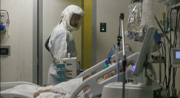 Il post di un infermiera di Radiologia dell ospedale Urbani: «Voi siete stanchi di non uscire? Noi di vedervi morire»
