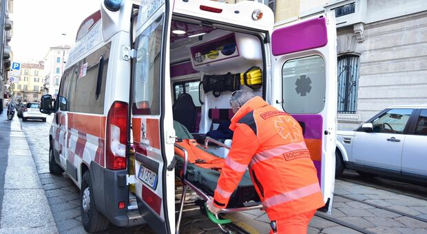 Un'ambulanza presta soccorso Un'ambulanza presta soccorso