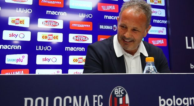 Mihajlovic nella conferenza stampa dove ha rivelato di aver contratto la leucemia Mihajlovic nella conferenza stampa dove ha rivelato di aver contratto la leucemia