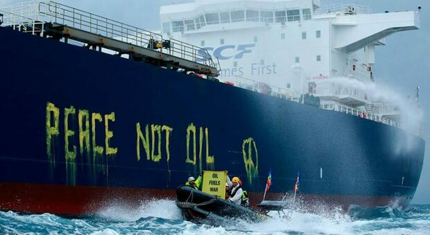 La protesta di Greenpeace contro una petroliera russia al largo di Siracusa il 16 aprile scorso