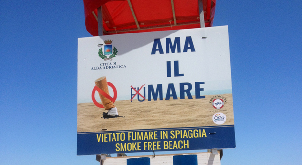 Stop al fumo in spiaggia, arriva una proposta di legge per bandire le sigarette al mare