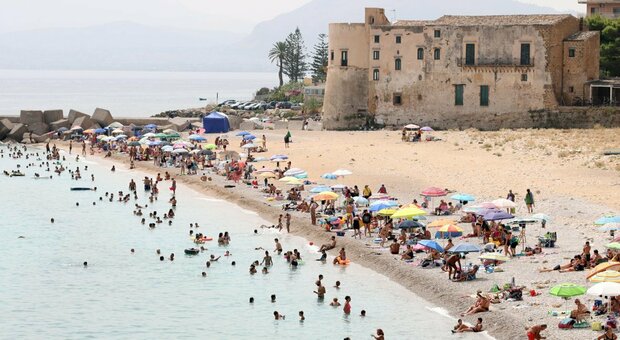 Zona gialla Sicilia da lunedì 30 agosto, Sardegna e Calabria in bilico. Mascherine e ristoranti: cosa cambia