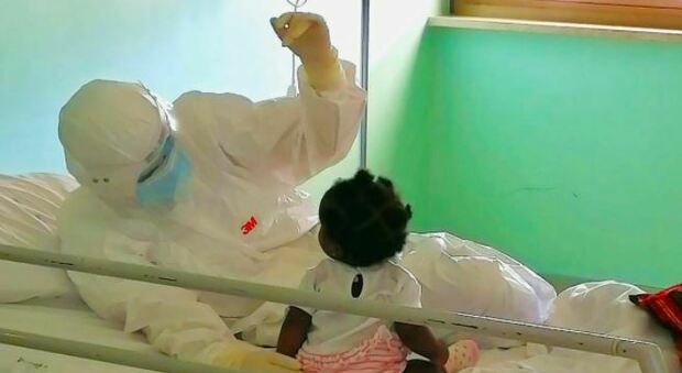 Covid, infermiera coccola bimba di 5 mesi positiva: la foto diventata virale
