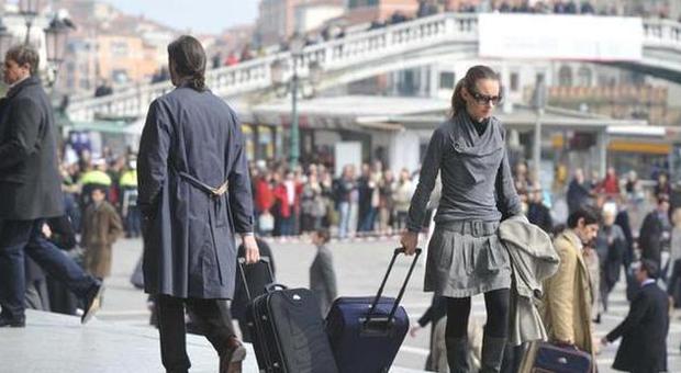 Venezia, trolley vietati ai turisti: "Fanno troppo rumore". Multe fino a 500 euro