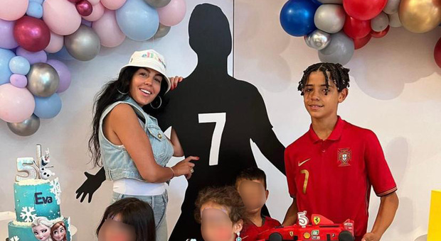 Cristiano Ronaldo: Georgina e la festa di compleanno con il cartonato di CR7. Cos'è successo