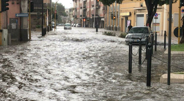 Sardegna, il maltempo rovina le vacanze: turisti in fuga. Nubifragio su Cagliari, strade come fiumi