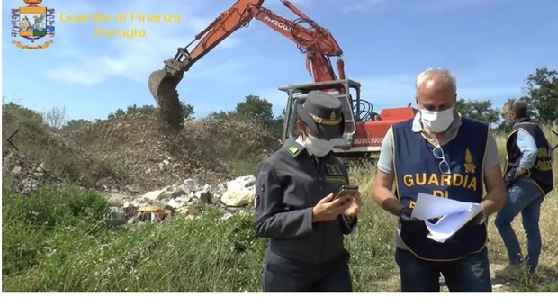 Una discarica abusiva scoperta dalla finanza Una discarica abusiva scoperta dalla finanza