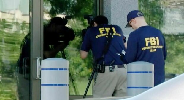 Usa, uomo armato cerca di entrare nella sede dell'Fbi a Cincinnati: la sparatoria e poi l'inseguimento
