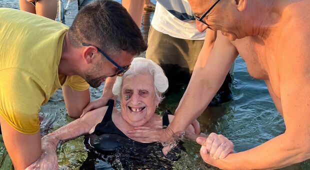 Nonna Maria, 101 anni e il desiderio del bagno a mare