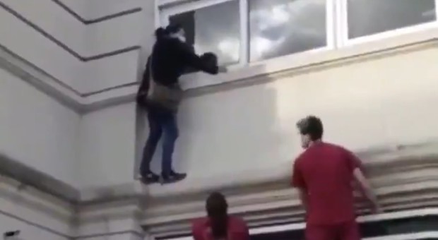 Visite ai pazienti Covid vietate, una familiare si arrampica per entrare dalla finestra dell'ospedale VIDEO