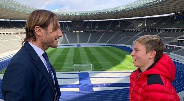 Francesco Totti a Berlino, mostra al figlio Cristian lo stadio in cui diventò campione del mondo