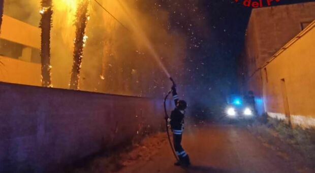 Incendio in una ditta: vigili del fuoco al lavoro per spegnere le fiamme
