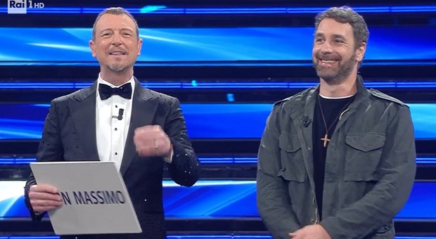 Raul Bova a Sanremo 2022: «Sarò io il prossimo Don Matteo». Nino Frassica con lui sul palco dell'Ariston