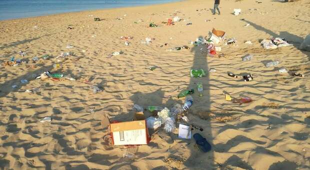 Rifiuti abbandonati in spiaggia dopo la notte di San Lorenzo: task force per ripulire l'arenile