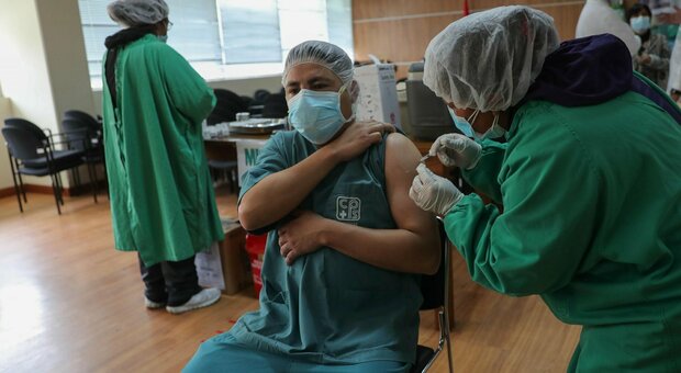 Vaccini, è scontro. «Le dosi non ci bastano». Oggi le Regioni dall'Aifa perché acceleri su Sputnik
