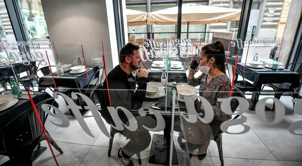 Covid, mangiare al ristorante è l'attività più a rischio. La ricerca: «Rischio contagio raddoppia» Covid, mangiare al ristorante è l'attività più a rischio. La ricerca: «Rischio contagio raddoppia»