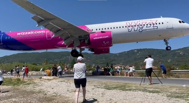 Wizzair, aereo sfiora turisti in spiaggia: «Atterraggio da record». Ecco cos'è successo e dove