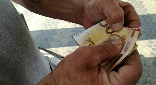Pesaro, raggira anziano scambiando banconote da 50 euro con quelle da 10: truffatore incastrato dai video
