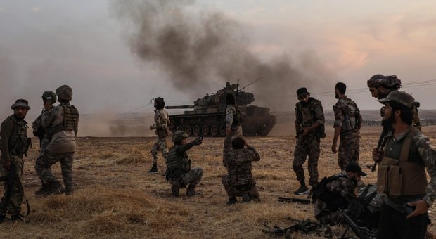 Turchia, Italia blocca export di armi Esercito della Siria entra a Manbij Trump: distruggere economia turca