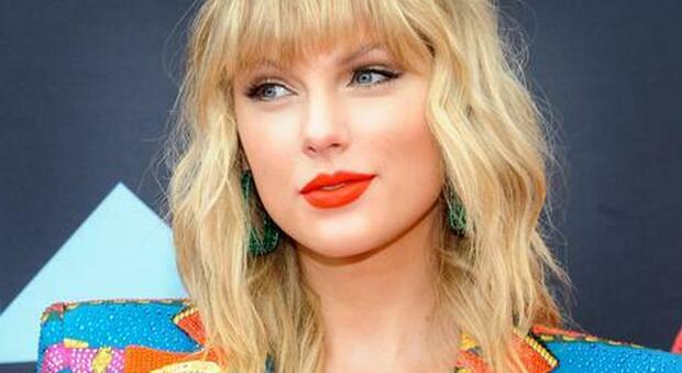 Taylor Swift dona 30mila dollari a una ragazza per pagarsi gli studi. «Ha realizzato il mio sogno» Taylor Swift dona 30mila dollari a una ragazza per pagarsi gli studi. «Ha realizzato il mio sogno»