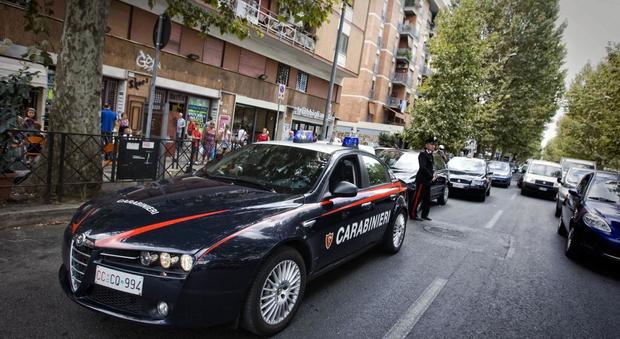 Roma, faida a coltellate per il controllo dello spaccio in una piazza: due arresti nelle famiglie dell'ex banda della Magliana