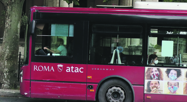 Roma, pochi autisti sui bus Atac: corse cancellate. Via alle assunzioni senza concorso