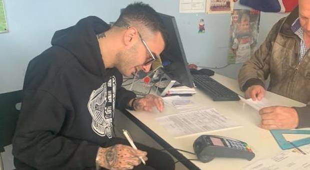 Junior Cally, da Sanremo al calcio: «I compensi li donerò a chi combatte la violenza sulle donne»
