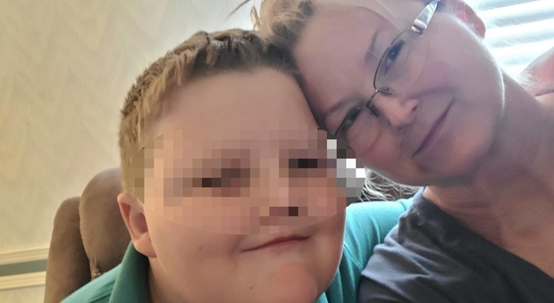 Bambino di 11 anni ucciso a coltellate mentre dorme, le ultime parole: «È stata mamma»