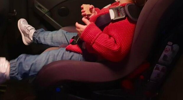 Neonato bloccato dentro l'auto: mamma disperata, salvato in extremis