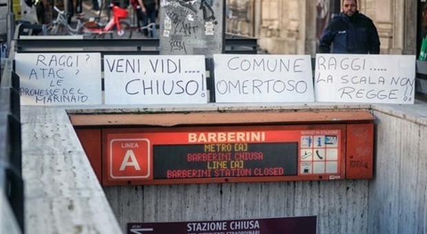 Metro Barberini, flash mob di commercianti: «Da Raggi e Atac promesse da marinaio»