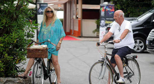 Mara Venier e Nicola Carraro, giro in bici e shopping a Forte dei Marmi