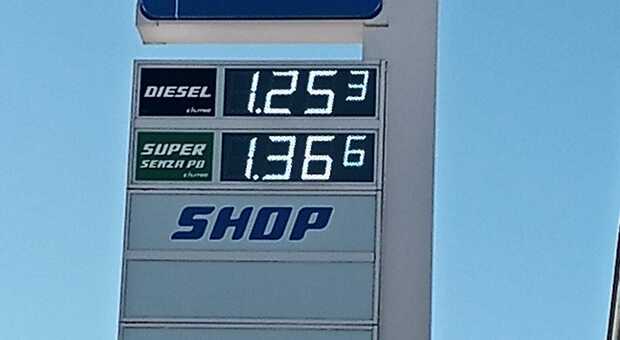 Benzina, a Livigno costa 1,36 euro: il pieno low cost nel comune senza tasse né accise