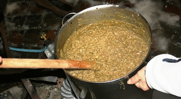 La minestra di brovadâr cucinata in piazza a Moggio Udinese