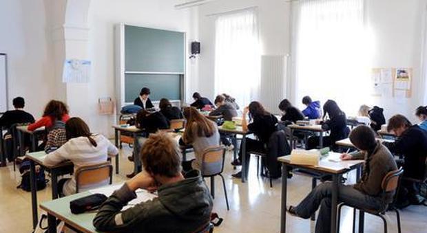 Scuola, la richiesta ai professori: dovete lavorare più ore Scuola, la richiesta ai professori: dovete lavorare più ore