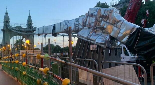 Londra, il ponte di Hammersmith Bridge avvolto dalla carta stagnola: ecco perché