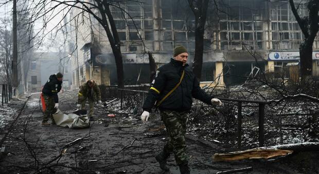 Ucraina, la censura della Russia sui soldati morti in guerra: zero notizie alle famiglie (e funerali vietati)
