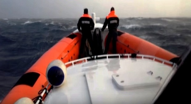 Si tuffano in mare per recuperare un pallone: trovati i corpi dei due ragazzi dispersi da ieri
