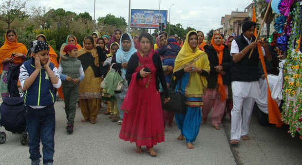 La colorata festa dei Sikh per le strade di Porto Sant'Elpidio